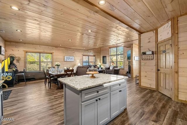 1663 Falls Way, Pigeon Forge, TN 37863