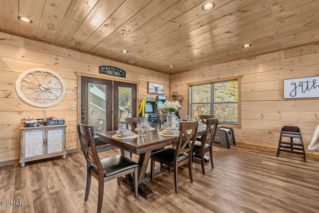 1663 Falls Way, Pigeon Forge, TN 37863