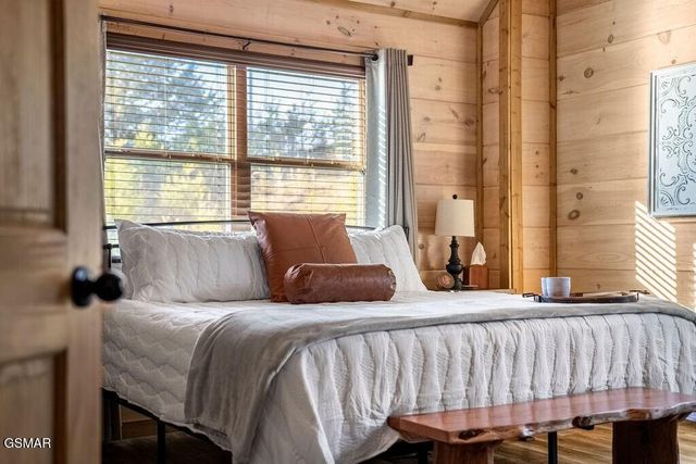 1663 Falls Way, Pigeon Forge, TN 37863