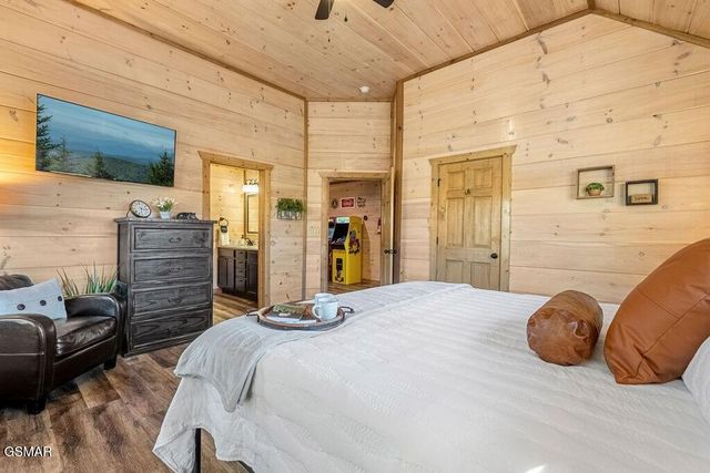 1663 Falls Way, Pigeon Forge, TN 37863