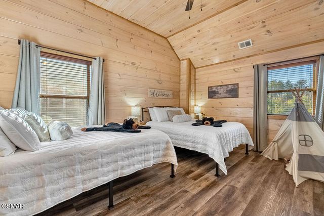 1663 Falls Way, Pigeon Forge, TN 37863