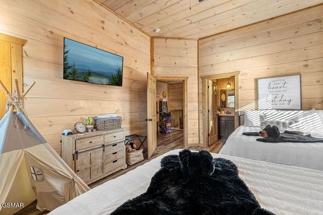 1663 Falls Way, Pigeon Forge, TN 37863