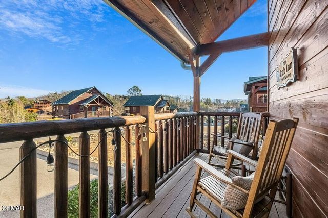 1663 Falls Way, Pigeon Forge, TN 37863