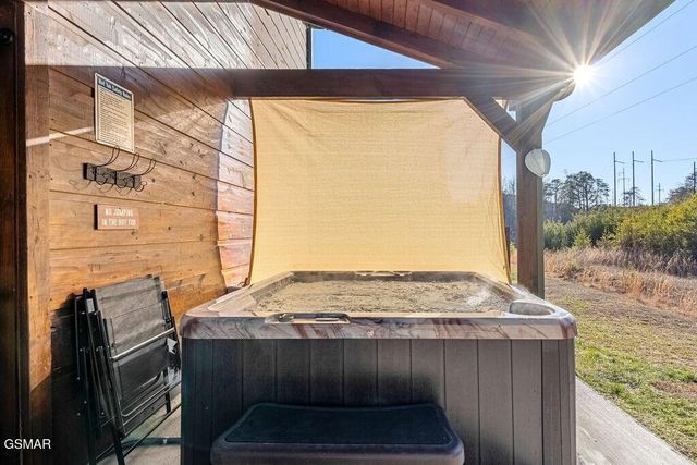 1663 Falls Way, Pigeon Forge, TN 37863