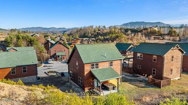 1663 Falls Way, Pigeon Forge, TN 37863