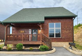 1663 Falls Way, Pigeon Forge, TN 37863