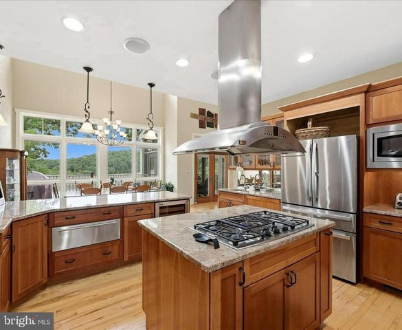 130 LAKE SHORE DR, Cross Junction, VA 22625
