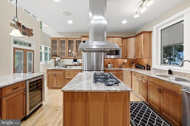 130 LAKE SHORE DR, Cross Junction, VA 22625