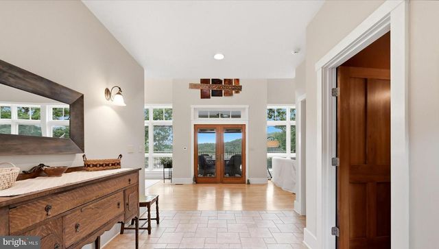 130 LAKE SHORE DR, Cross Junction, VA 22625