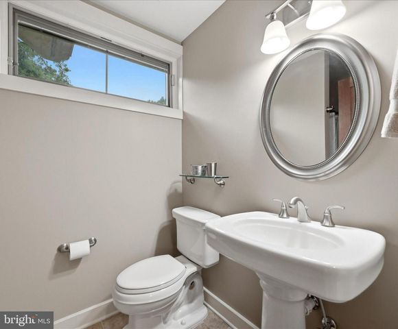 130 LAKE SHORE DR, Cross Junction, VA 22625