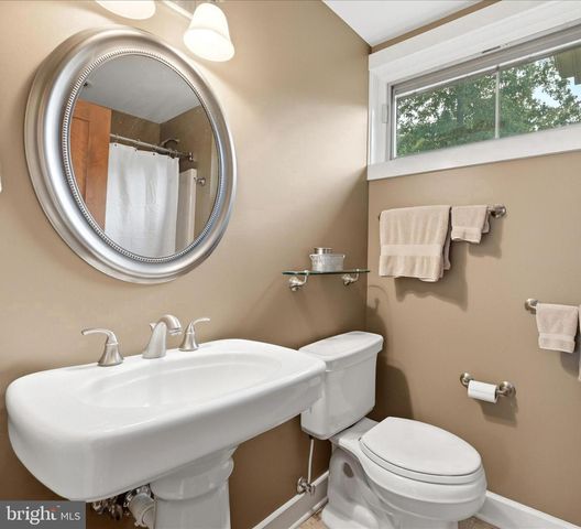 130 LAKE SHORE DR, Cross Junction, VA 22625