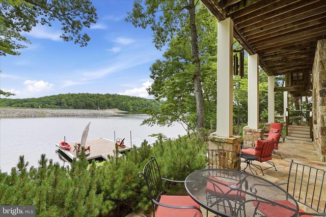 130 LAKE SHORE DR, Cross Junction, VA 22625