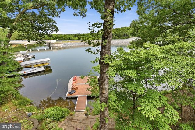 130 LAKE SHORE DR, Cross Junction, VA 22625