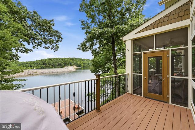130 LAKE SHORE DR, Cross Junction, VA 22625