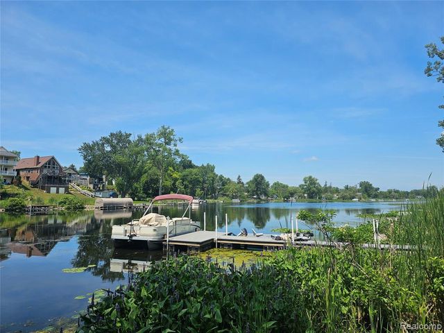 9170 River Valley Road, Brighton, MI 48116