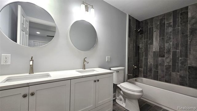 9170 River Valley Road, Brighton, MI 48116