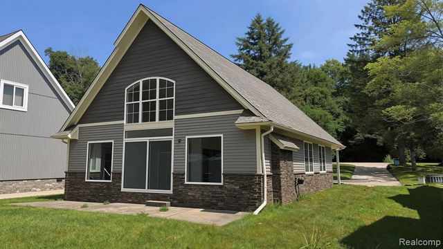 9170 River Valley Road, Brighton, MI 48116