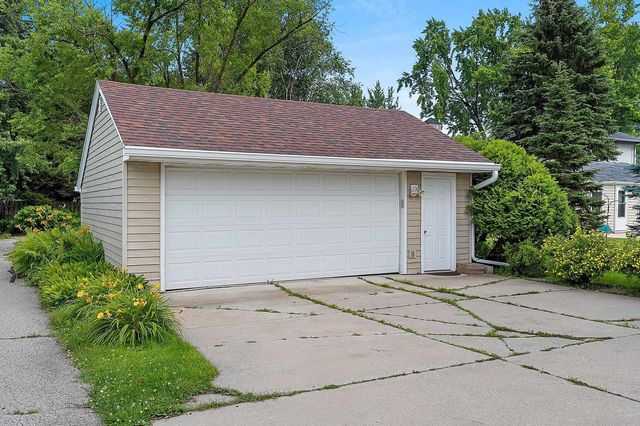 1313 LOST DAUPHIN ROAD, De Pere, WI 54115