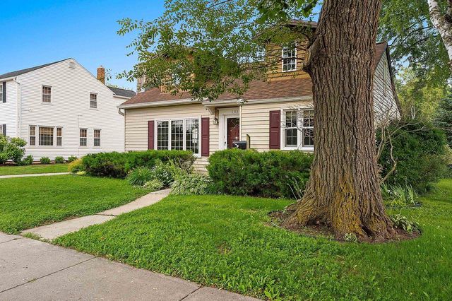 1313 LOST DAUPHIN ROAD, De Pere, WI 54115