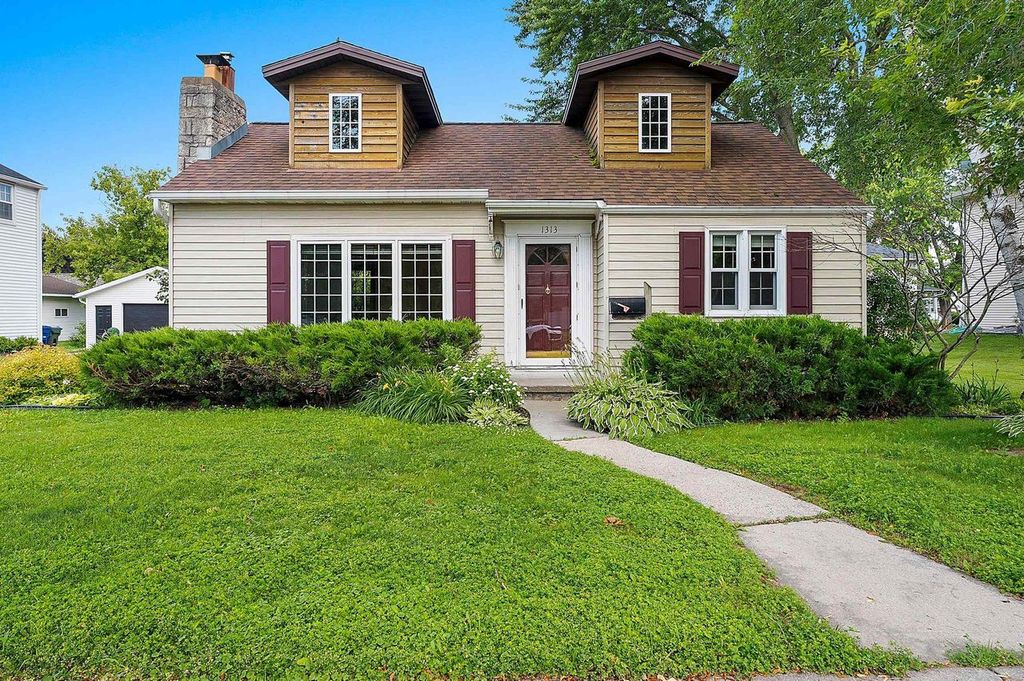 1313 LOST DAUPHIN ROAD, De Pere, WI 54115