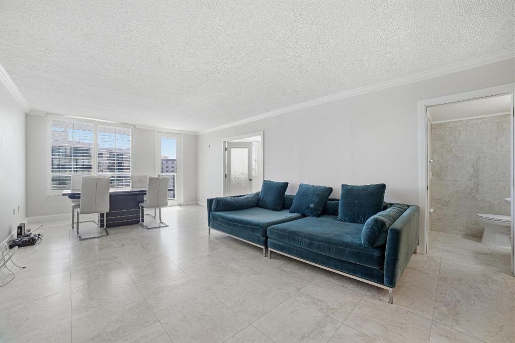 Image 16 of property listing at 3450 S Ocean Boulevard 611, Palm Beach, FL 33480