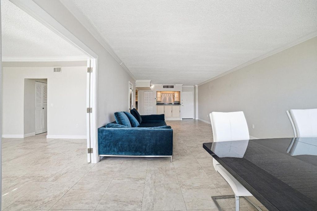 Image 18 of property listing at 3450 S Ocean Boulevard 611, Palm Beach, FL 33480