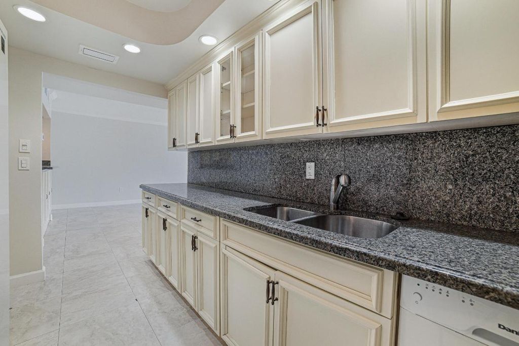 Image 22 of property listing at 3450 S Ocean Boulevard 611, Palm Beach, FL 33480