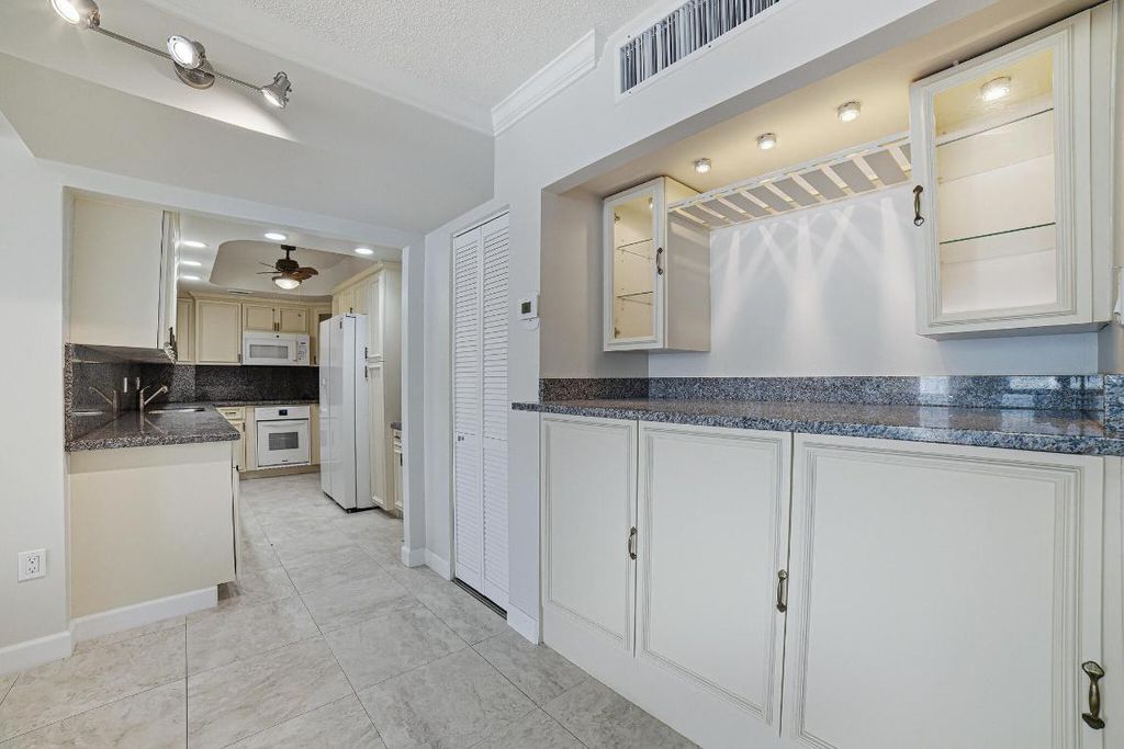 Image 23 of property listing at 3450 S Ocean Boulevard 611, Palm Beach, FL 33480