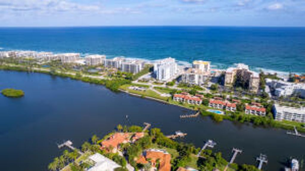 Image 9 of property listing at 3450 S Ocean Boulevard 611, Palm Beach, FL 33480