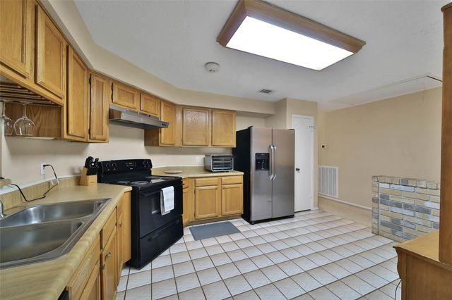2820 Sugar Wood Drive, League City, TX 77573