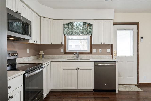 1630 Woodside Ct NW, Cedar Rapids, IA 52405