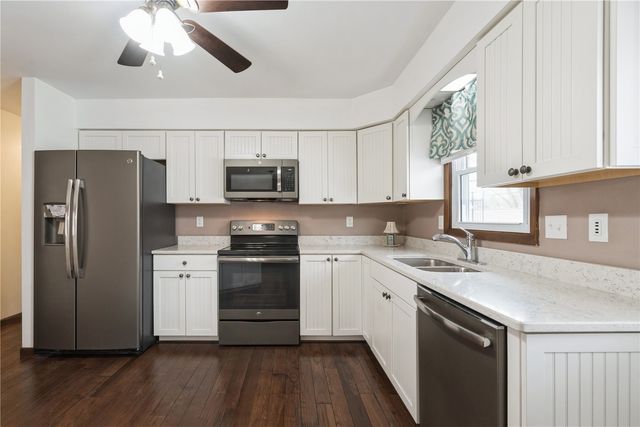 1630 Woodside Ct NW, Cedar Rapids, IA 52405