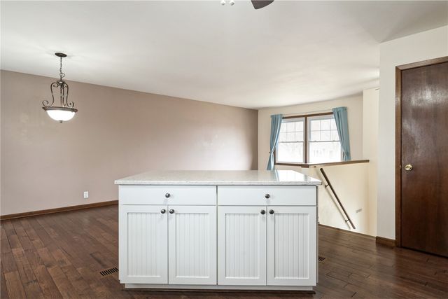 1630 Woodside Ct NW, Cedar Rapids, IA 52405