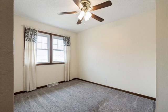 1630 Woodside Ct NW, Cedar Rapids, IA 52405