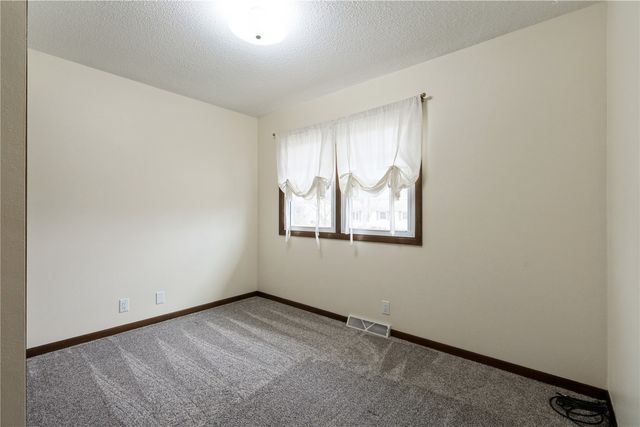 1630 Woodside Ct NW, Cedar Rapids, IA 52405