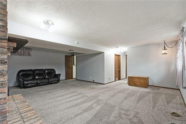 1630 Woodside Ct NW, Cedar Rapids, IA 52405