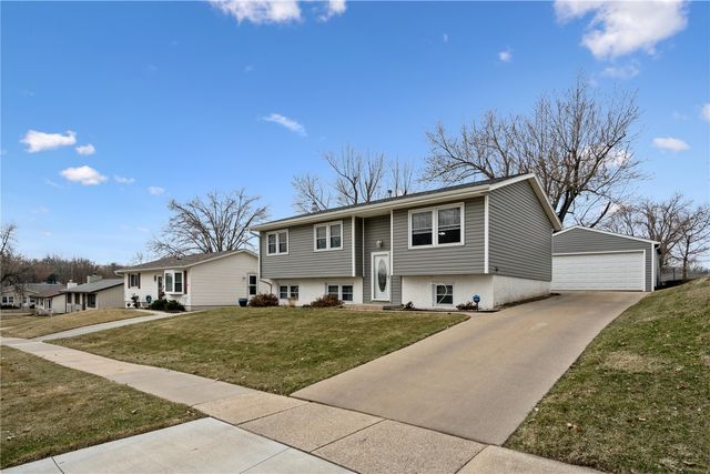 1630 Woodside Ct NW, Cedar Rapids, IA 52405