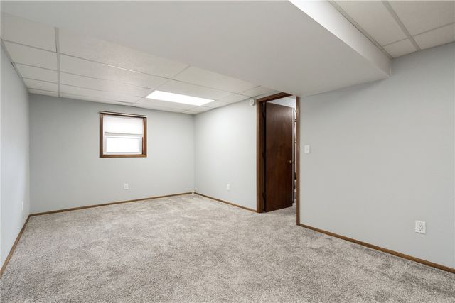 1630 Woodside Ct NW, Cedar Rapids, IA 52405