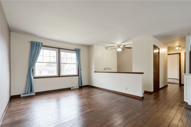 1630 Woodside Ct NW, Cedar Rapids, IA 52405