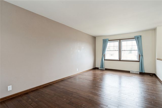 1630 Woodside Ct NW, Cedar Rapids, IA 52405