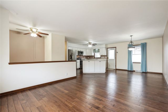 1630 Woodside Ct NW, Cedar Rapids, IA 52405