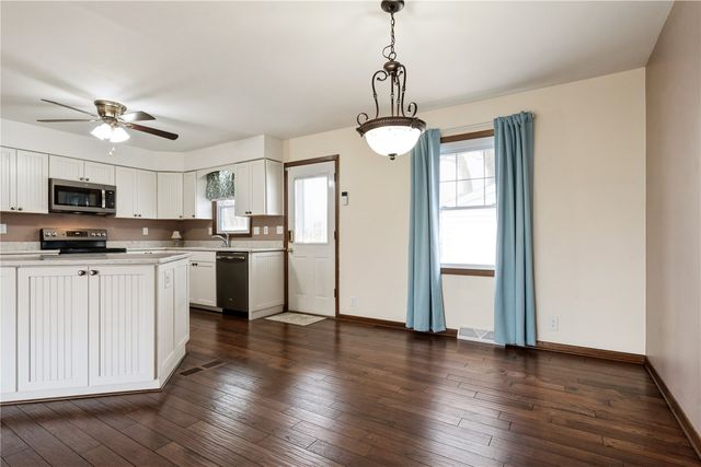 1630 Woodside Ct NW, Cedar Rapids, IA 52405