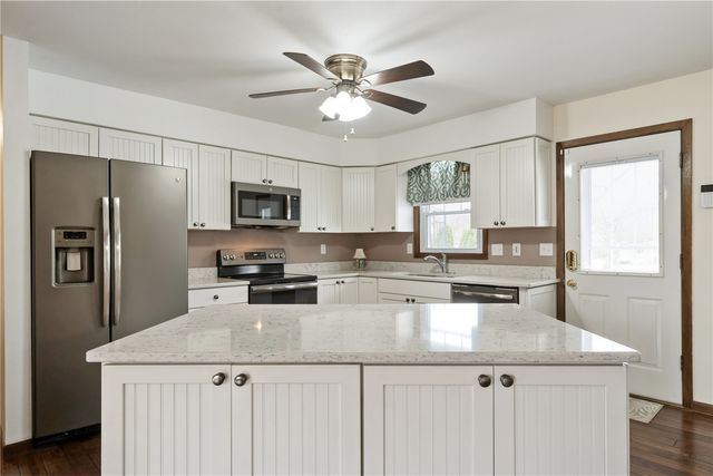 1630 Woodside Ct NW, Cedar Rapids, IA 52405