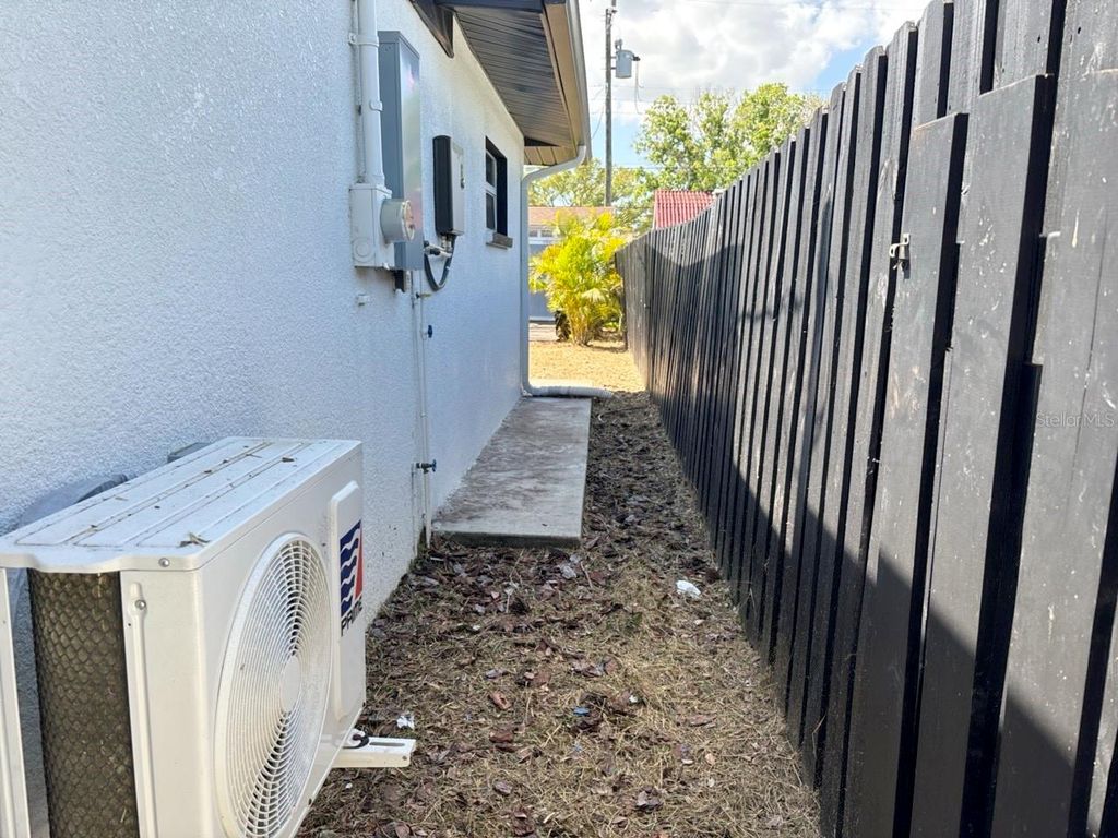 Image 4 of property listing at 3934 HUNTINGTON STREET NE, St Petersburg, FL 33703