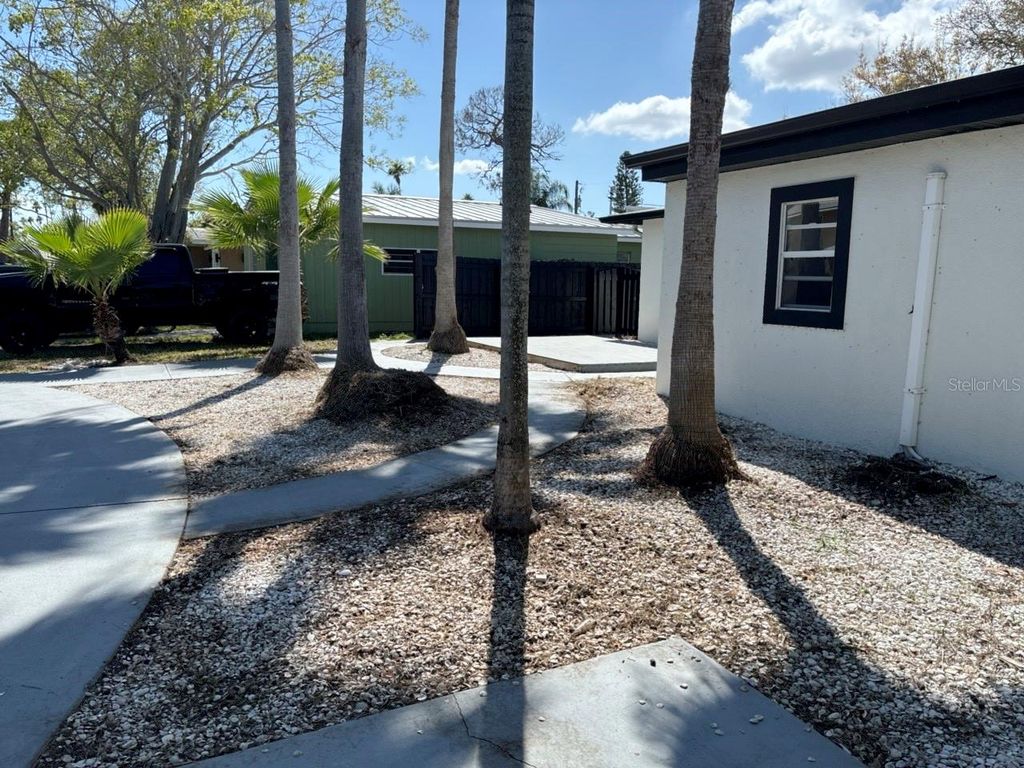 Image 5 of property listing at 3934 HUNTINGTON STREET NE, St Petersburg, FL 33703