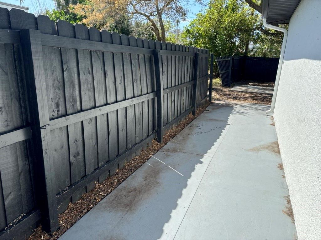 Image 7 of property listing at 3934 HUNTINGTON STREET NE, St Petersburg, FL 33703