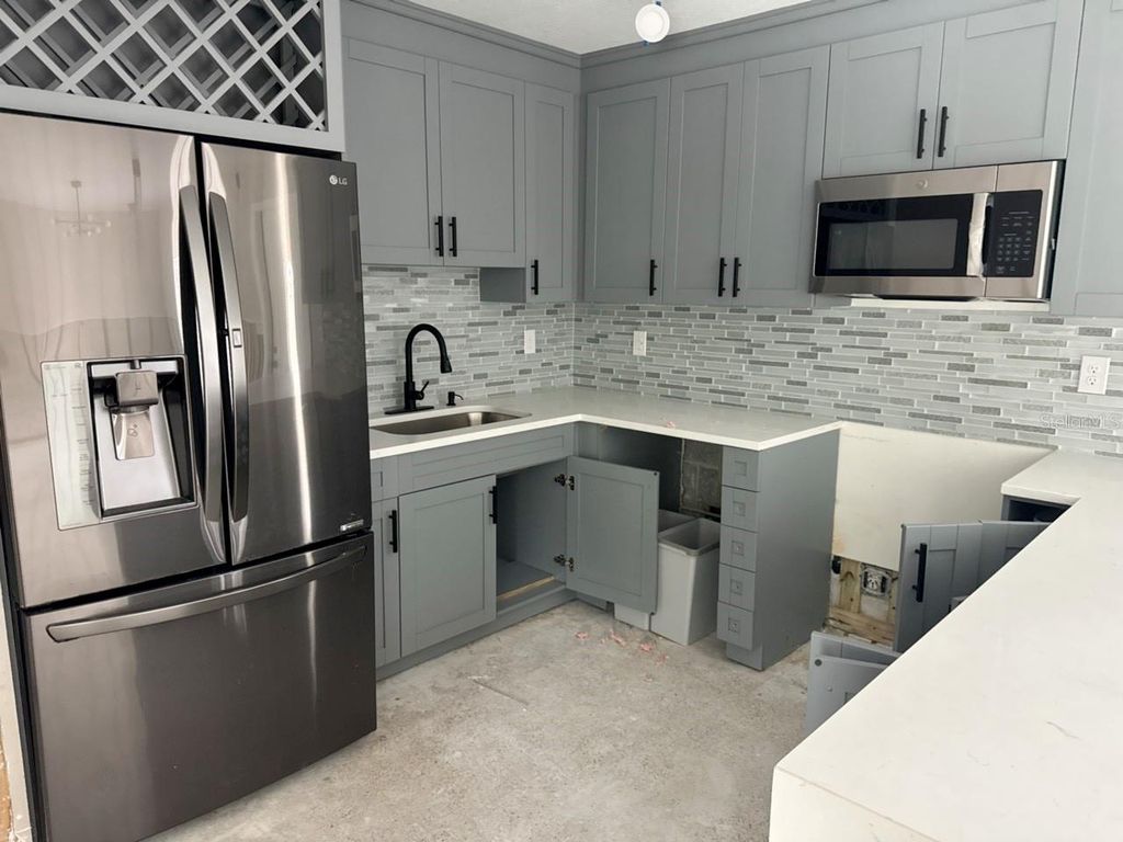 Image 10 of property listing at 3934 HUNTINGTON STREET NE, St Petersburg, FL 33703