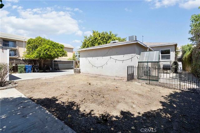 18328 Gresham, Northridge, CA 91325