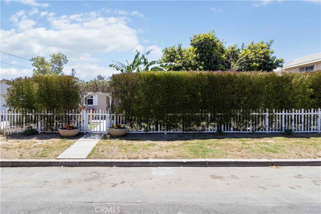 18328 Gresham, Northridge, CA 91325
