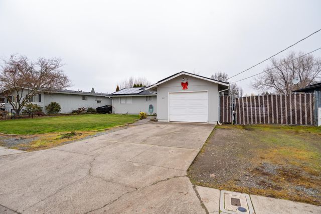 2441 N Keene Way Drive, Medford, OR 97504